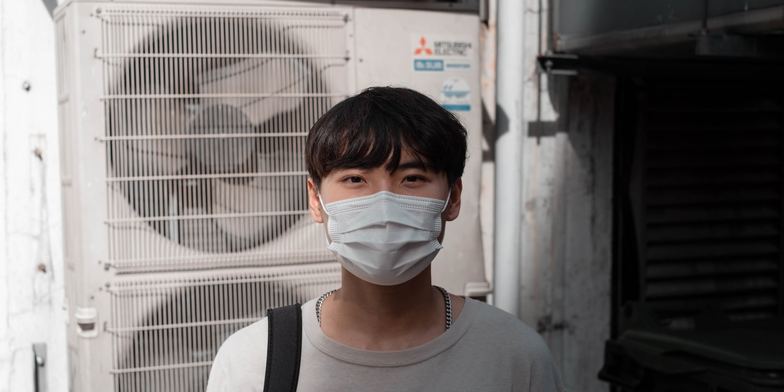 Technik provádí klimatizace.